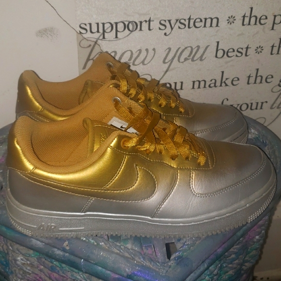 Mens size 8 plat/gold airforce1